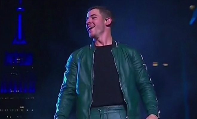 Nick Jonas sports bulge at VMAs