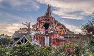 Closing Day of Splash Mountain Draws Long Lines of Three Hours